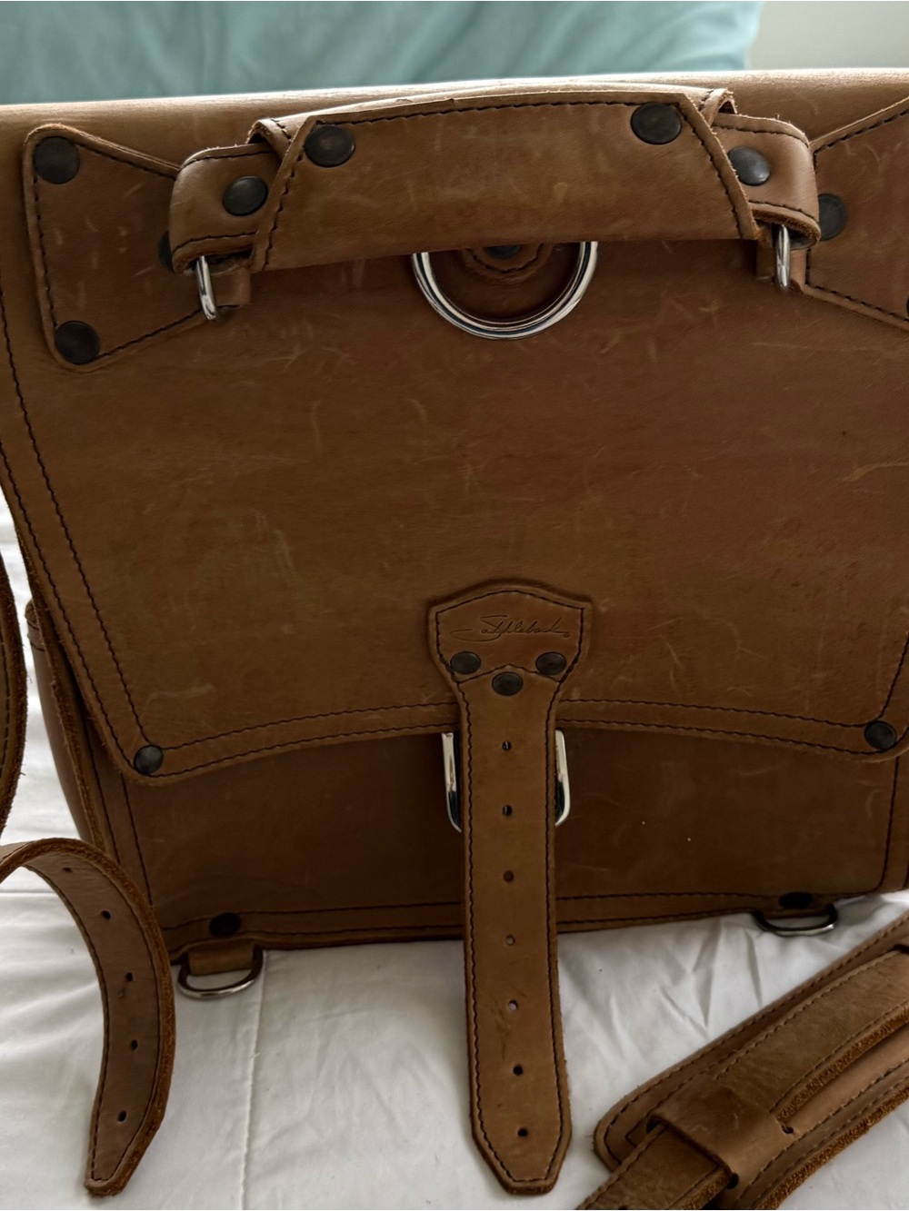 Classic Tan Leather Messenger Bag with Adjustable Strap